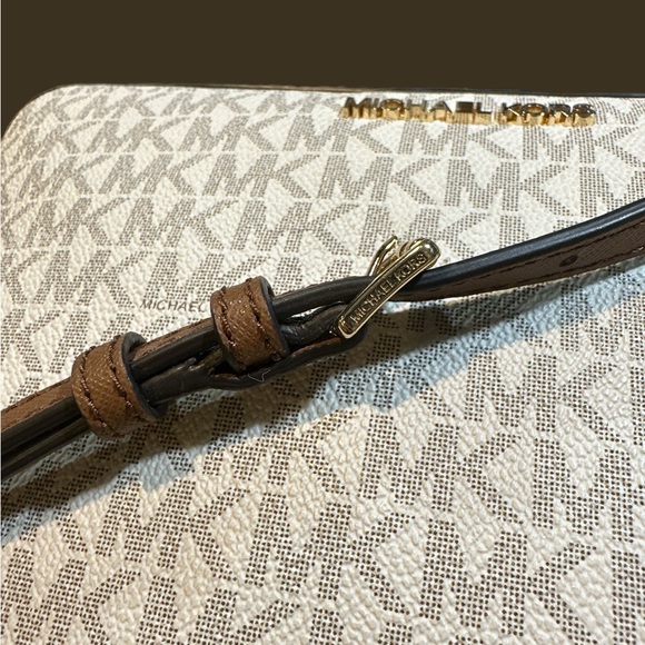 EUC Michael Kors Jet Set Crossbody - Picture 6 of 10